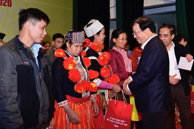 Phó Thủ tướng Trịnh Đình Dũng tặng quà Tết tại Tuyên Quang. Ảnh: VGP