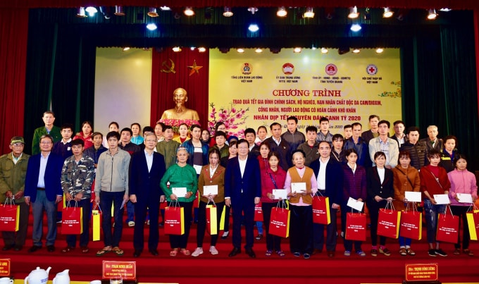 Hàng trăm phần quà đã được trao tận tay người nghèo, gia đình chính sách và người lao động có hoàn cảnh khó khăn tỉnh Tuyên Quang. Ảnh: VGP