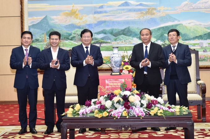 Phó Thủ tướng Trịnh Đình Dũng thăm, chúc Tết Thường trực Tỉnh uỷ, UBND, HĐND tỉnh Vĩnh Phúc. Ảnh: VGP