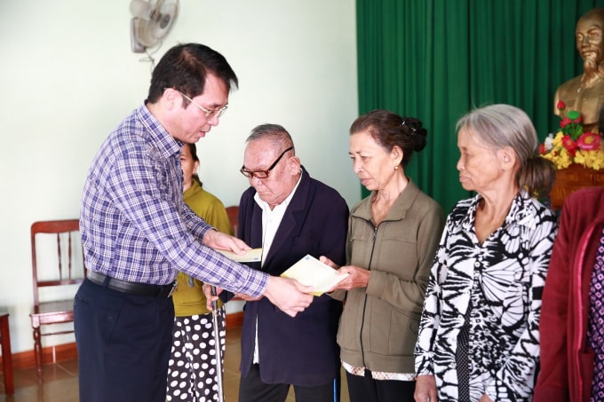 Phó Trưởng ban DQRE Đặng Hồng Sơn trao quà Tết tại xã Bình Hải