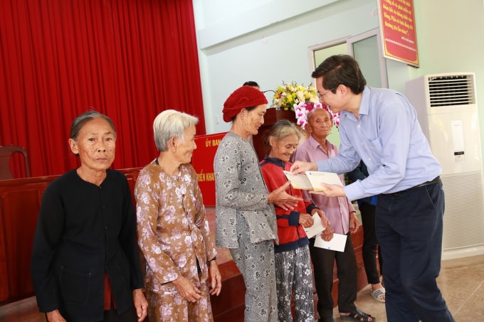 Giám đốc Nhà máy Mai Tuấn Đạt trao quà Tết tại xã Bình Thanh Tây
