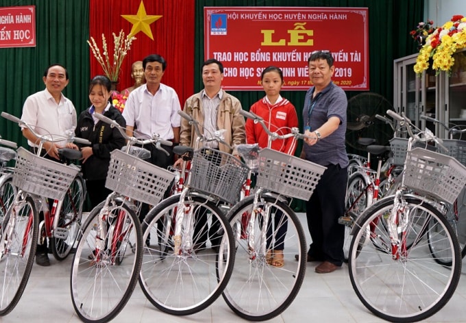 Đại diện Truyền thông BSR trao quà Tết tại Nghĩa Hành
