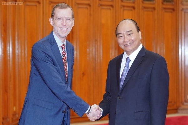 Thủ tướng Nguyễn Xuân Phúc tiếp ông Douglas Elmendorf, Hiệu trưởng trường Harvard Kennedy nhân chuyến thăm và làm việc tại Việt Nam. Ảnh: VGP