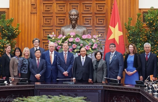 Thủ tướng Nguyễn Xuân Phúc với Đoàn các Giáo sư Đại học Harvard Kennedy, Hoa Kỳ. Ảnh: VGP