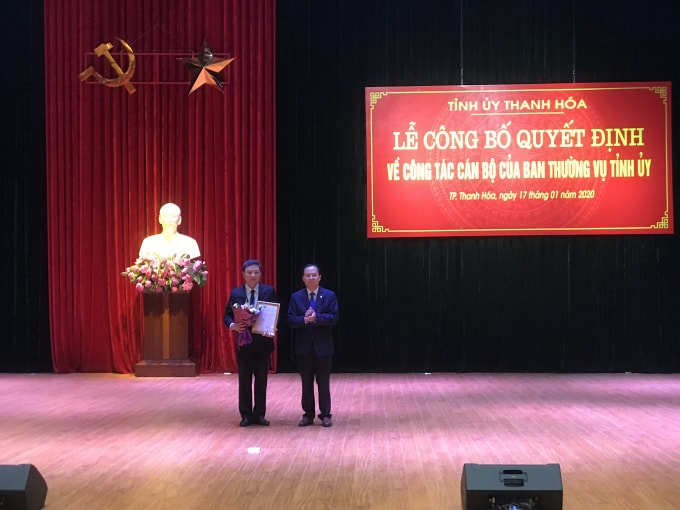 Ông Trịnh Văn Chiến, Uỷ viên Trung ương Đảng, Bí thư Tỉnh uỷ trao QĐ của BTV Tỉnh uỷ chuẩn y kết quả bầu ông Lê Anh Xuân giữ chức Bí thư Thành uỷ TP Thanh Hoá
