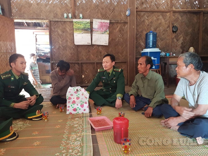 Bà con rất vui mừng khi được nhận quà.