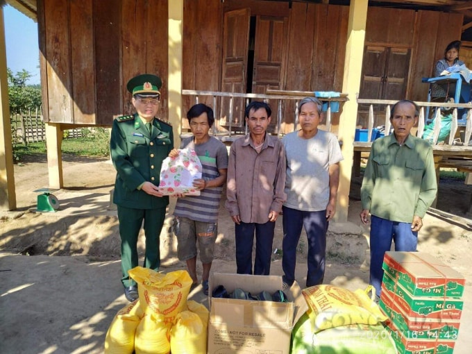 Thượng tá Nguyễn Xuân Linh, Chính trị viên Đồn cửa khẩu La Lay trao quà cho nhân dân.
