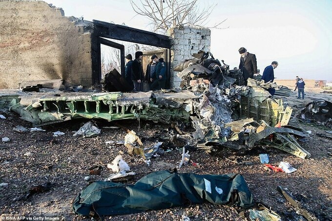 Hiện trường máy bay rơi ở Iran. Ảnh: AFP.