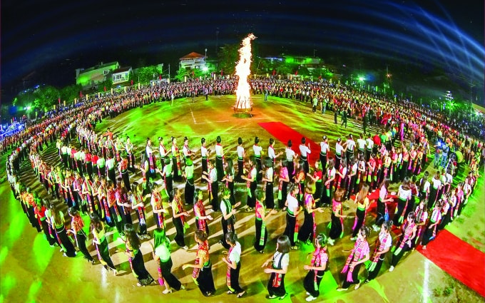 Màn múa xòe trong đêm khai mạc Lễ hội văn hóa, du lịch Mường Lò năm 2018.