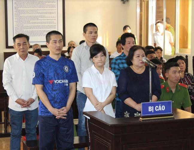 Các bị cáo trong đường dây mua bán ma túy tại phiên tòa.