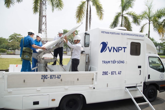 Chuẩn bị xe phát sóng lưu động.