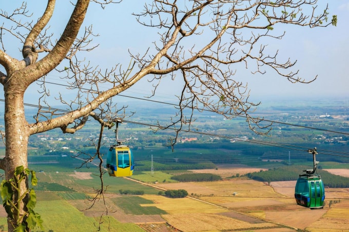 Cáp treo lên chùa Bà Đen.
