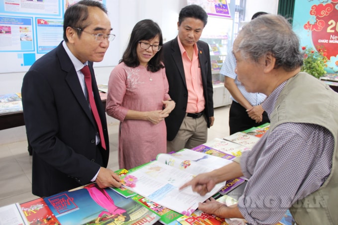 Ông Bùi Thanh Hà, Phó Bí thư Thường trực Tỉnh ủy tham quan tại Hội Báo Xuân năm 2020.