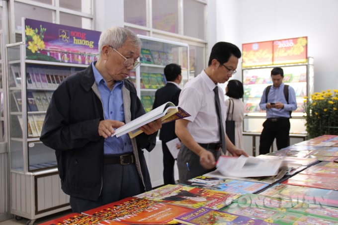 Nhiều đọc giả xem báo chí chính là món ăn tinh thần hằng ngày.