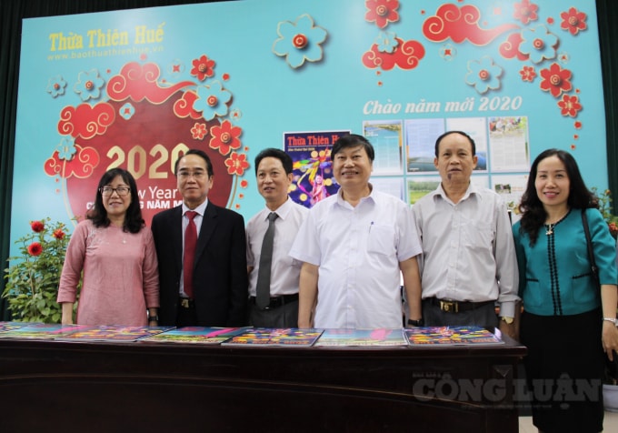 Lãnh đạo tỉnh và các sở ban ngành tham gia Hội Báo Xuân.