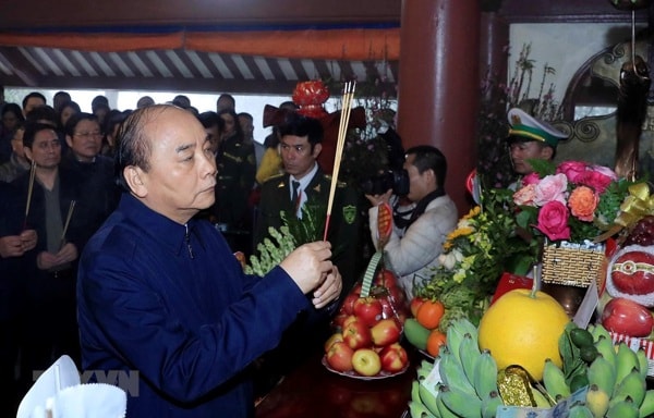 Thủ tướng Nguyễn Xuân Phúc dâng hương tưởng niệm Chủ tịch Hồ Chí Minh tại Đền thờ Bác Hồ trên Đỉnh Vua, Vườn quốc gia Ba Vì, Hà Nội. Ảnh: TTXVN