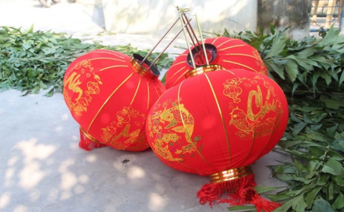 Cùng những chiếc đèn lồng được treo trên ngọn cây nêu.