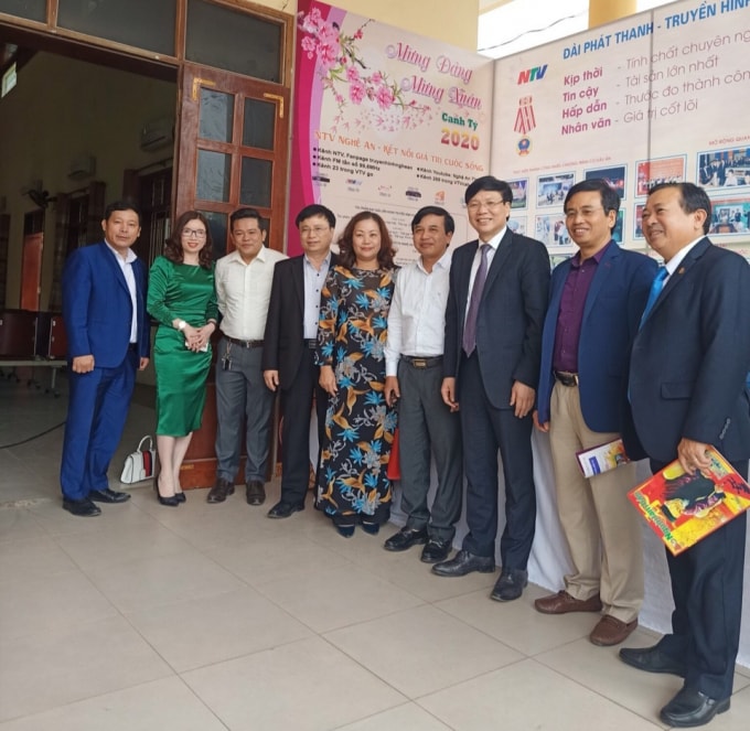 Phó Chủ tịch Thường trực Hội Nhà báo Việt Nam Hồ Quang Lợi chụp ảnh lưu niệm với các đại biểu