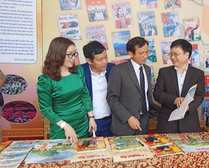 Các đại biểu tham quan các gian trưng bày giới thiệu các ấn phẩm của báo chí