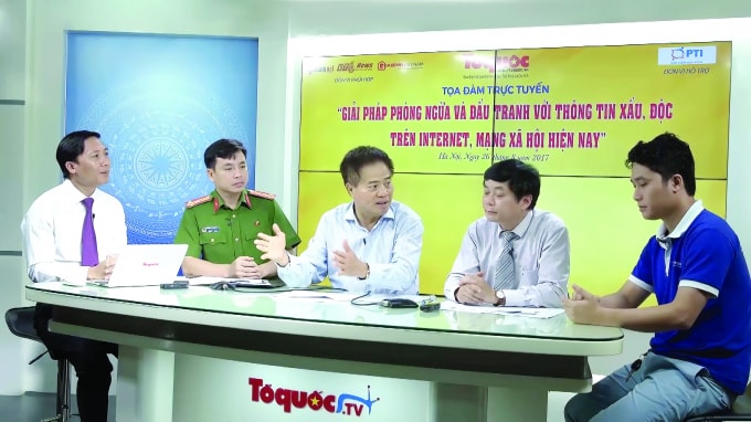 Nhà báo Nguyễn Thanh Liêm (áo trắng ngoài cùng bên trái )trao đổi với các khách mời trong Tọa đàm trực tuyến.