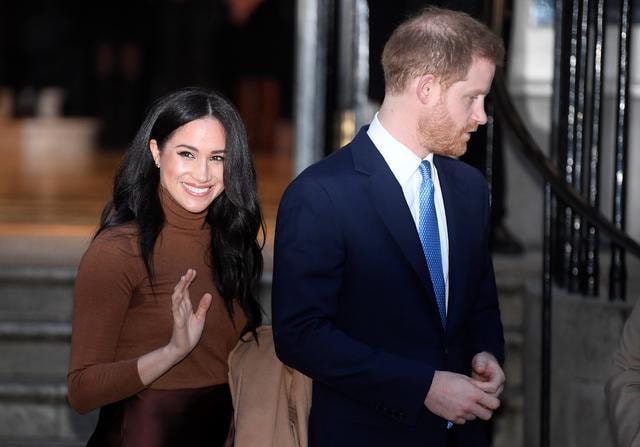 Hoàng tử Anh Harry và vợ Meghan Markle. Ảnh: Reuters