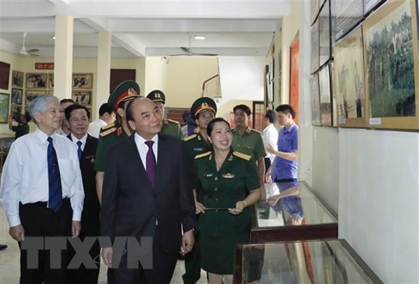 Thủ tướng Nguyễn Xuân Phúc và các đại biểu thăm Phòng truyền thống của Trường Sỹ quan Lục quân 2. Ảnh: TTXVN