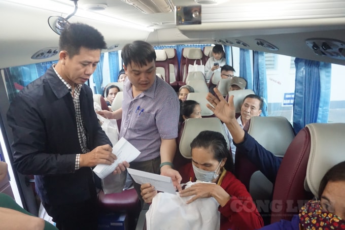 TS. Nguyễn Thanh Xuân, phó Giám đốc BV TW Huế trao quà cho bệnh nhân.