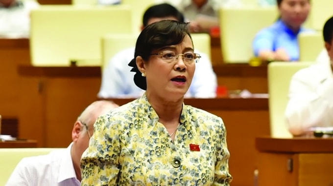 Đại biểu Nguyễn Thị Quyết Tâm (Đoàn TP. Hồ Chí Minh) nghẹn ngào rơi nước mắt nói “hãy nhìn vào cuộc sống thực tế của người công nhân và hãy nhìn vào những đứa trẻ mà cha, mẹ phải gửi về quê. Có người mẹ, cha nào muốn xa con mình không?”