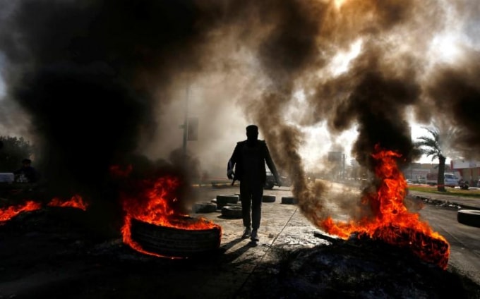 Đống đổ nát tại Baghdad sau các vụ biểu tình hôm qua, 20/1. Ảnh: Reuters