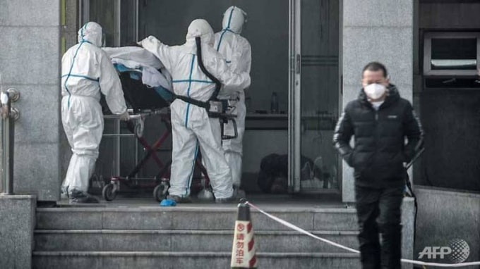 Nhân viên y tế đẩy xe chở bệnh nhân tại bệnh viện - nơi các ca nhiễm virus Vũ Hán đang điều trị, tại TP Vũ Hán, tỉnh Hồ Bắc (Trung Quốc) ngày 18-1. Ảnh: AFP