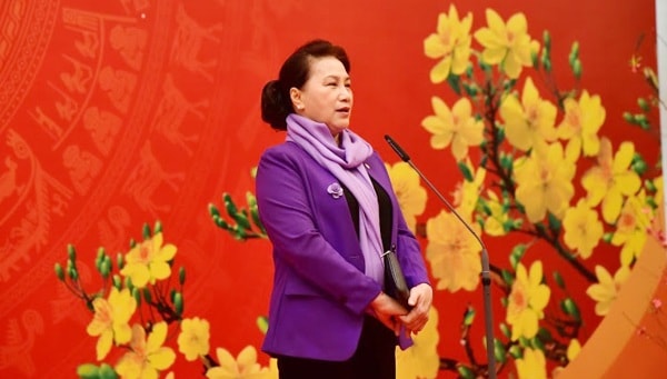 Chủ tịch Quốc hội Nguyễn Thị Kim Ngân chúc Tết cán bộ, nhân viên Văn phòng Quốc hội. Ảnh: Báo ĐBND