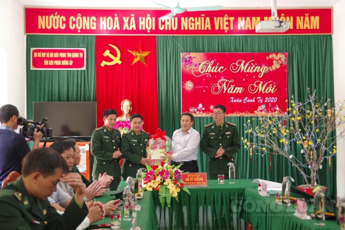 Phó Chủ tịch Thường trực UBND tỉnh Hà Sỹ Đồng tặng quà tết cho các đồn biên phòng, nằm ở biên giới Việt - Lào.