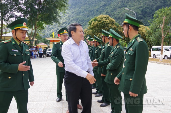 Phó Chủ tịch Thường trực UBND tỉnh Quảng Trị Hà Sỹ Đồng đi thăm và kiểm tra các đồn biên giới.