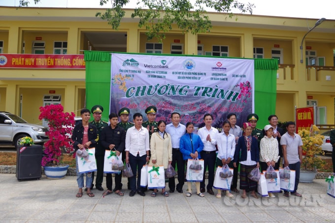 Ông Hà Sỹ Đồng và các cán bộ biên phòng tặng quà cho người dân khu vực biên giới.