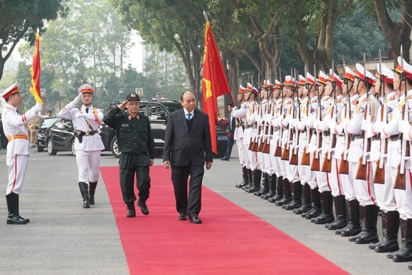 Thủ tướng Nguyễn Xuân Phúc duyệt đội danh dự. Ảnh: VGP