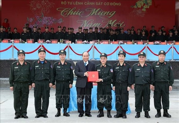 Thủ tướng Nguyễn Xuân Phúc tặng quà cho Bộ Tư lệnh Cảnh sát cơ động. Ảnh: TTXVN