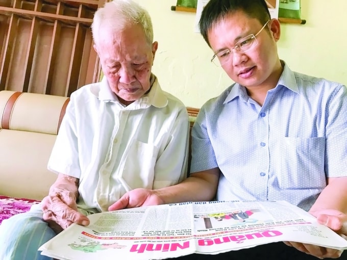 Cụ Như Mai (Học viên Trường dạy làm báo Huỳnh Thúc Kháng) chụp ảnh với Nhà báo Ngọc Hà - Phó Chủ tịch Thường trực HNB Quảng Ninh.