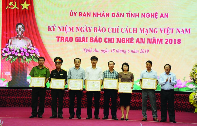 Nhà báo Trần Duy Ngoãn - Chủ tịch HNBNA trao giấy khen cho tập thể Chi hội, nhà báo - hội viên xuất sắc năm 2018.