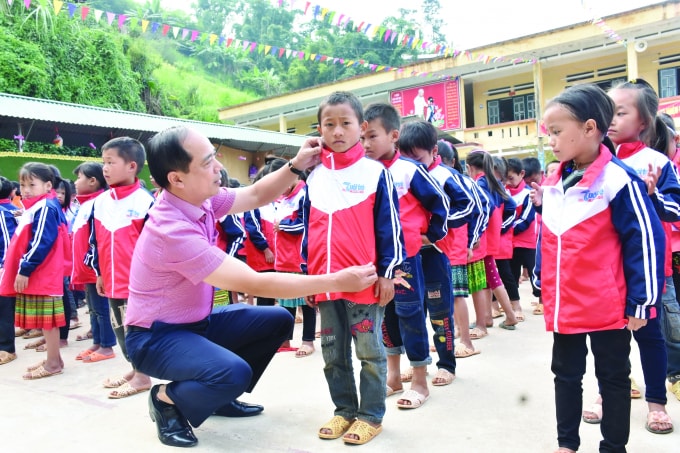Tổng Biên tập Nguyễn Mạnh Hưng trong chuyến từ thiện vùng sâu vùng xa.