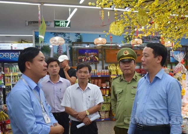 Ông Phan Thiên Định, Phó Chủ tịch UBND tỉnh đi kiểm tra tết tại các siêu thị Co.op Mart Huế và Big C Huế.