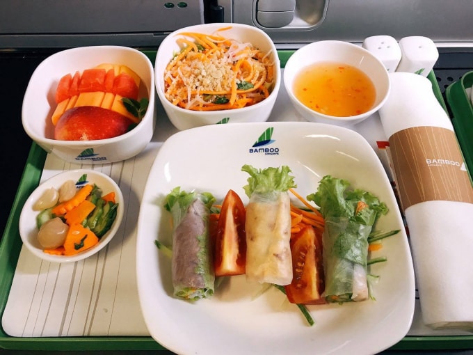 ...hay gỏi cuốn chấm mắm nêm cho những hành khách bay vào miền Nam.