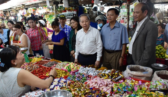 Chủ tịch UBND tỉnh Thừa Thiên Huế, Phan Ngọc Thọ đi kiểm tra tại chợ Đông Ba.