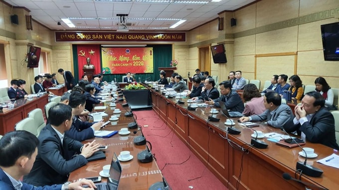 Phó Thủ tướng Chính phủ Vũ Đức Đam chủ trì họp khẩn với Tổ chức Y tế thế giới (WHO) tại Việt Nam và Ban chỉ đạo phòng chống dịch bệnh mới nổi. Ảnh Tuấn Dũng/BYT.