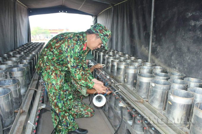 Kiểm tra thanh cực điện.