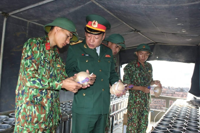 Trung tá Phan Thắng, Phó Chỉ huy trưởng - Tham Mưu trưởng Bộ Chỉ huy quân sự tỉnh kểm tra kỹ thuật thả pháo vào nồng súng.