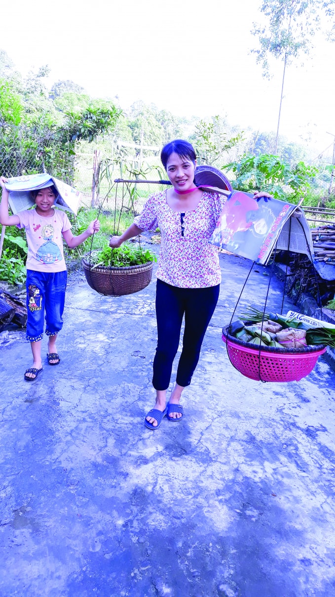 Báo Tết đã thành hàng Tết của các gia đình ở những làng quê xa xôi. Ảnh: Nguyễn Uyển