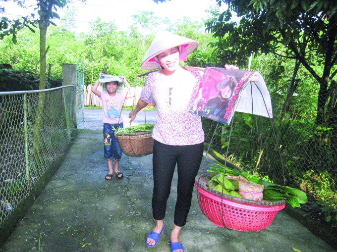 Báo Tết đã thành hàng Tết của các gia đình ở những làng quê xa xôi. Ảnh: Nguyễn Uyển