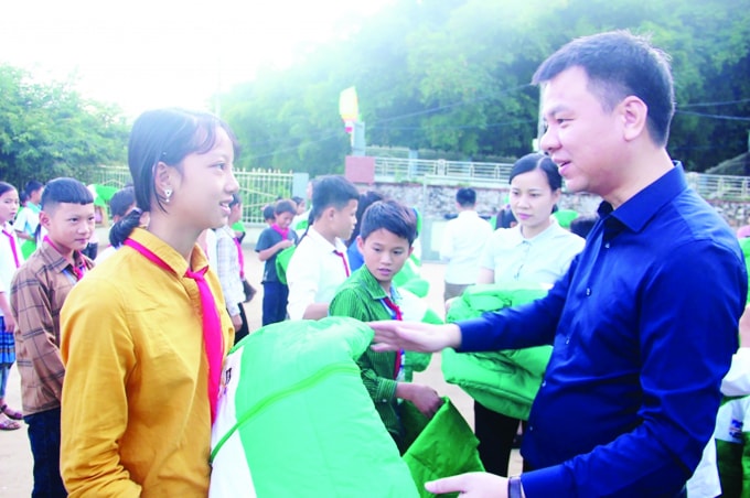 Nhà báo Triệu Ngọc Lâm - Tổng Biên tập Báo GD&TĐ trao tặng áo ấm cho học sinh miền núi tỉnh Thanh Hóa.