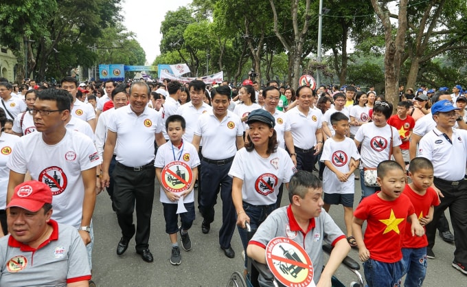 Phó Thủ tướng Trương Hòa Bình cùng hàng ngàn người dân đi bộ kêu gọi mọi người tuân thủ các quy định về an toàn giao thông, lan tỏa thông điệp