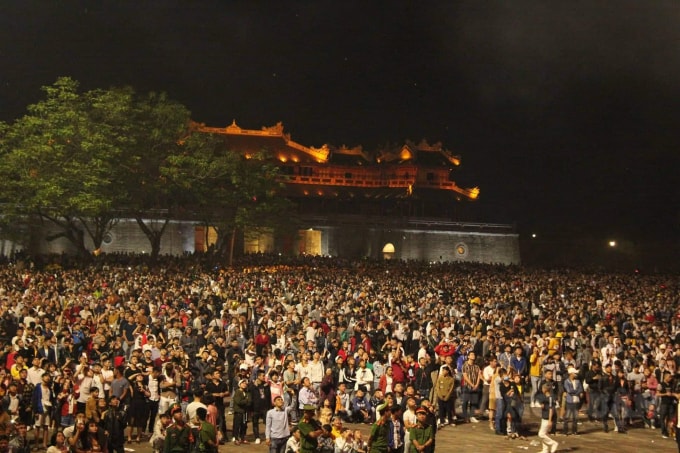 Bà con nhân dân đón xem các màn pháo hoa.